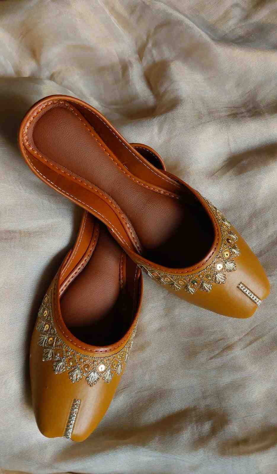 Mustard tilla work khussa