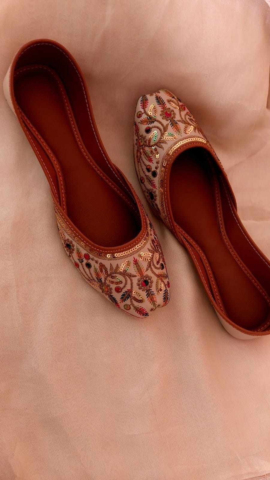 Floral Embroidered Khussa